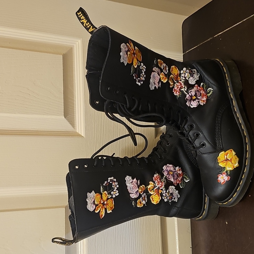 Doctor Martens Floral Embroidered Black Boots (Vonda 1914 II)